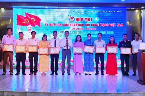 Kiên Giang họp mặt và trao Giải báo chí Kiên Giang năm 2023