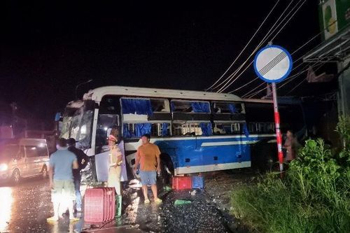 Đồng Nai: Xe khách 52 chỗ tông gãy trụ điện làm khu công nghiệp mất điện