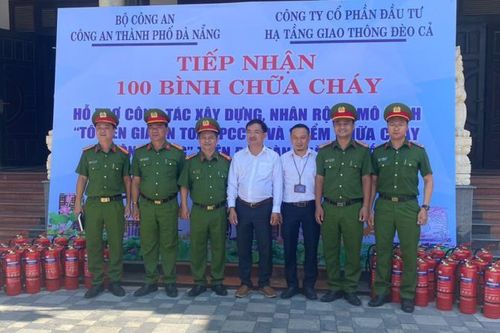 Tiếp nhận và phân bổ 100 bình chữa cháy do Công ty Đèo Cả hỗ trợ