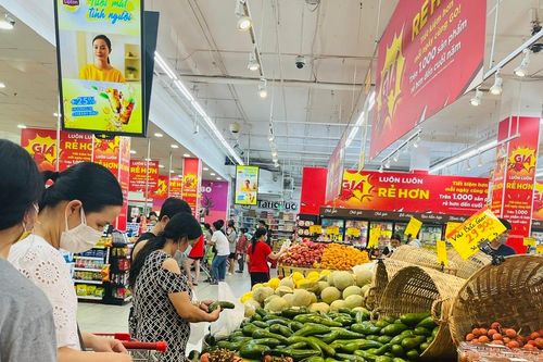 Khách ồ ạt 'săn' hàng khuyến mãi