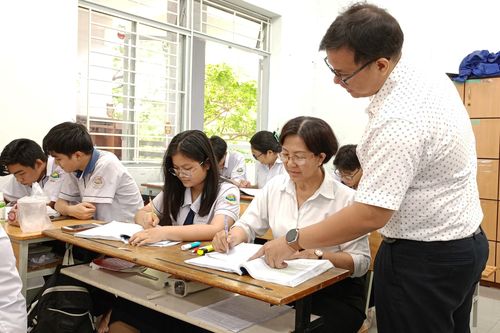 Học viên 64 tuổi trắng đêm ôn thi tốt nghiệp