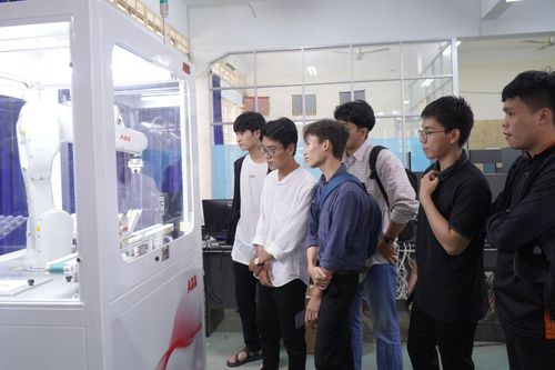 Thiếu chủ động tự chủ từ trường đại học