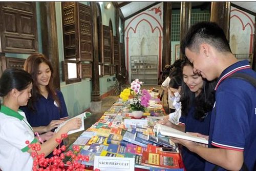 Người trẻ đọc sách nhiều hơn để sống tốt hơn
