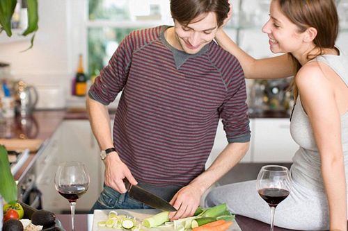 Lý do phụ nữ dễ phải lòng đàn ông biết nấu ăn