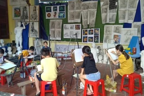 Nhiều phụ huynh sốt sắng tìm các khóa học hè cho con vì không có người trông trẻ