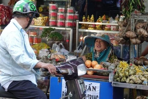Khách mua vài cái 'ăn lấy vị', tiểu thương bán bánh dịp Tết Đoan Ngọ than ế ẩm