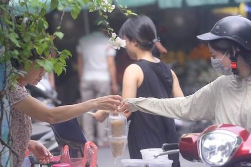 Người Hà Nội tất bật sắm rượu nếp, hoa quả ngày Tết Đoan Ngọ từ sáng sớm