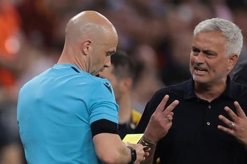 Lăng mạ trọng tài, HLV Mourinho trả giá cực đắt