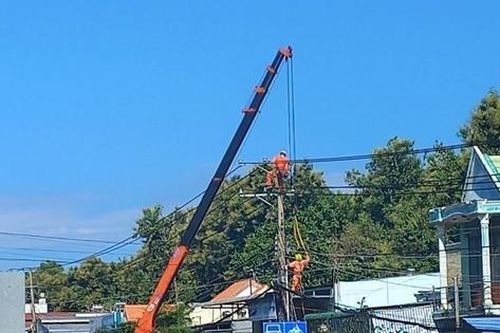 Xe khách tông gãy trụ điện, 650 hộ dân và khu công nghiệp mất điện