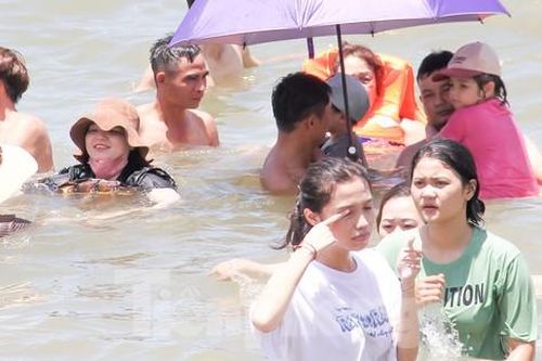 Giữa trưa, biển Quy Nhơn đông nghịt người tắm 'xả xui' ngày Tết Đoan Ngọ