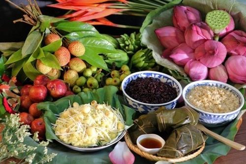 Dậy từ tờ mờ sáng chuẩn bị mâm cúng Tết Đoan Ngọ