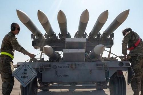 Mỹ đặt mua tên lửa AIM-120 AMRAAM trị giá 1,1 tỷ USD