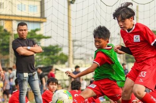 Bóng đá cộng đồng, sân chơi bổ ích cho trẻ em tại TPHCM