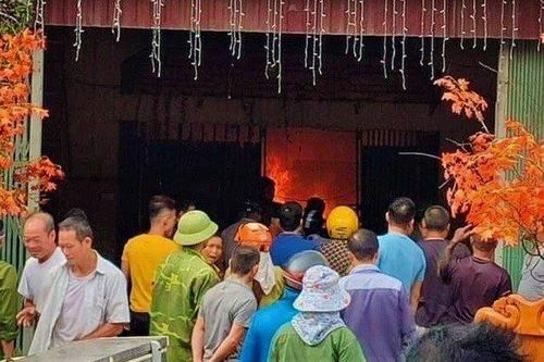Tẩm xăng tự thiêu do mâu thuẫn với vợ