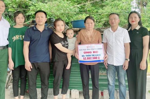 Trao gần 53 triệu đồng tới nữ sinh mồ côi cha, mẹ gặp nạn nguy kịch