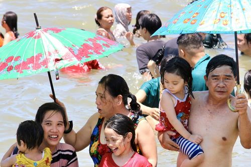 Người dân Bình Định đổ xô tắm biển giữa trưa Tết Đoan Ngọ