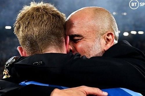 Pep Guardiola ôm De Bruyne nói trong nước mắt về cú ăn ba, gây bão
