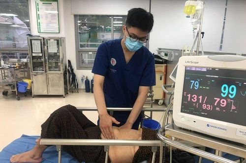 Cụ bà 73 tuổi thủng tá tràng do uống nhầm vỏ thuốc