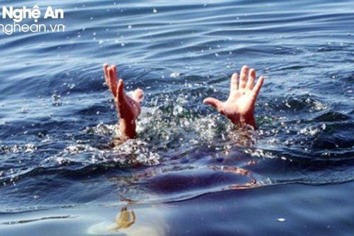 Rủ nhau ra hồ chơi, 2 cháu bé bị đuối nước