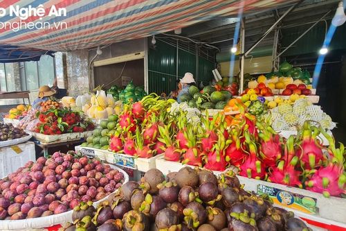 Thịt vịt 'cháy hàng', hoa quả tăng giá nhẹ dịp Tết Đoan ngọ
