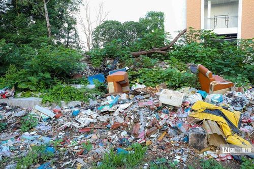 Hà Nội: Rác thải bủa vây xung quanh khu vực biển cấm