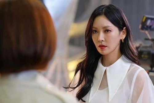 Biết chuyện mẹ hầm gà cho con dâu mang bầu, chị chồng nói tôi không ra gì
