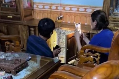 Đi du lịch dài ngày trở về, cặp vợ chồng nổi hết da gà khi cửa tủ vừa được mở ra
