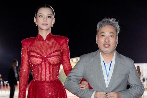 Bùi Lan Hương 'tay trong tay' sánh đôi cùng đạo diễn Quang Dũng, cặp đôi chiếm trọn spotlight thảm đỏ