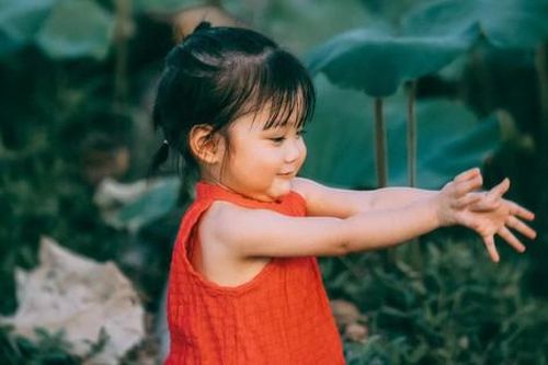 Tan chảy trước bộ ảnh ngọt ngào của bé gái 2 tuổi tạo dáng bên đầm sen