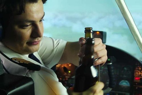 30 phút trước chuyến bay, cơ trưởng bị đưa khỏi buồng lái, đối mặt với án tù vì kết quả xét nghiệm máu