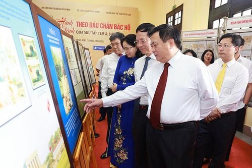 Hành trình theo dấu chân Bác Hồ qua sưu tập tem và bưu ảnh