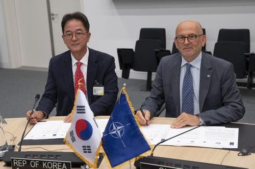 NATO và Hàn Quốc ký thỏa thuận công nhận sự an toàn của máy bay