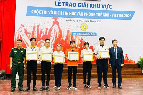 Trao giải khu vực đồng bằng sông Cửu Long Cuộc thi Vô địch Tin học văn phòng thế giới- Viettel 2023