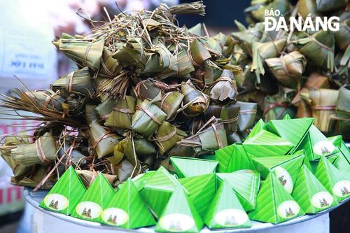 Thị trường Tết Đoan Ngọ: Nhộn nhịp mua bán, giá cả tăng nhẹ