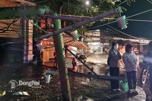Xe khách giường nằm tông vào 3 trụ điện khiến hơn 650 hộ dân mất điện