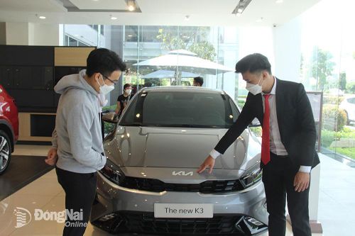 Bộ Tài chính trình Chính phủ nghị định giảm 50% lệ phí trước bạ cho ô tô trong nước