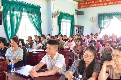 Ia Grai: 71 cán bộ quản lý, giáo viên được tập huấn dạy xóa mù chữ