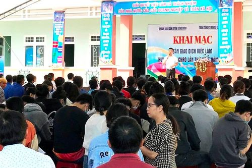Gần 300 lao động huyện Kông Chro tham gia Sàn giao dịch việc làm