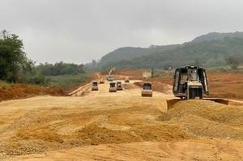 Tháo gỡ vướng mắc liên quan khai thác, cung ứng vật liệu xây dựng thông thường cho Dự án đường bộ cao tốc
