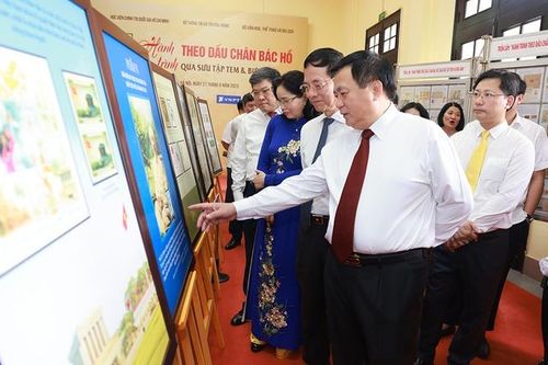 Triển lãm 'Hành trình theo dấu chân Bác Hồ qua sưu tập tem và bưu ảnh'