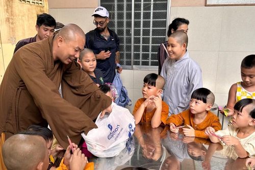 Hội Từ thiện chùa Tường Nguyên tặng quà, tặng xe lắc, nhà tình thương