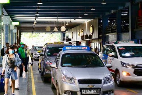 Thấy gì từ việc hãng taxi Saigon Tourist bị dừng hoạt động ở sân bay Tân Sơn Nhất