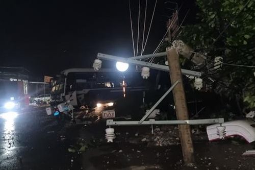 Xe khách mất lái tông gãy trụ điện trong đêm