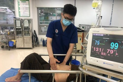 Thủng tá tràng vì uống nhầm vỏ thuốc