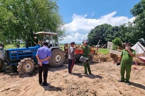 Một người tử vong khi đang sửa rơmóc máy cày