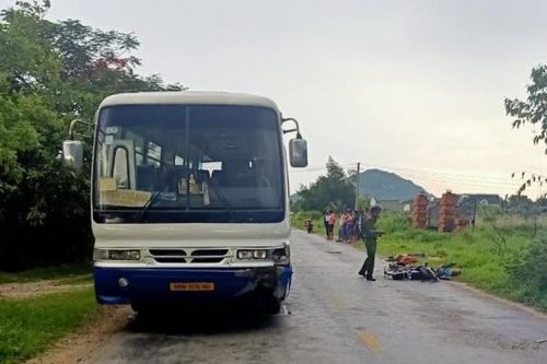 Hai vợ chồng tử vong sau va chạm giữa xe đạp điện và ôtô chở công nhân
