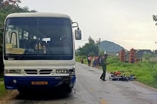 Xe chở công nhân tông tử vong 2 vợ chồng đi xe đạp điện