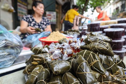 Người Hà Nội sắm Tết Đoan ngọ từ sáng sớm, tiểu thương bán không ngừng tay