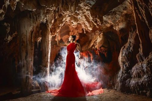 H'Hen Niê khoe vẻ ma mị trong hang động Quảng Bình