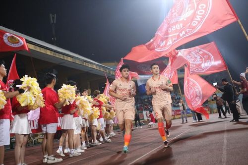 Tác nghiệp cùng đội bóng Công an Hà Nội